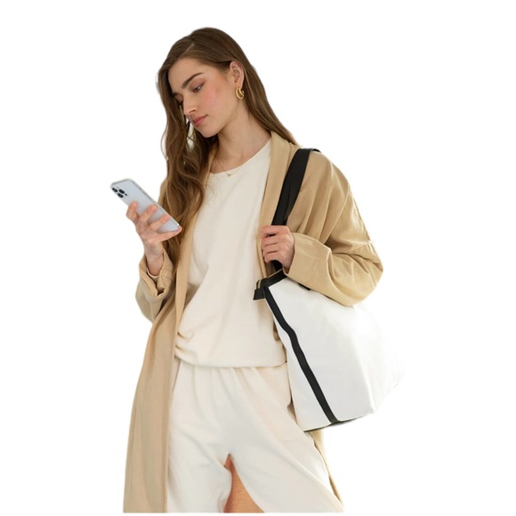 NEW Walter Baker Day Tripper Canvas Tote - Picture 6 of 7